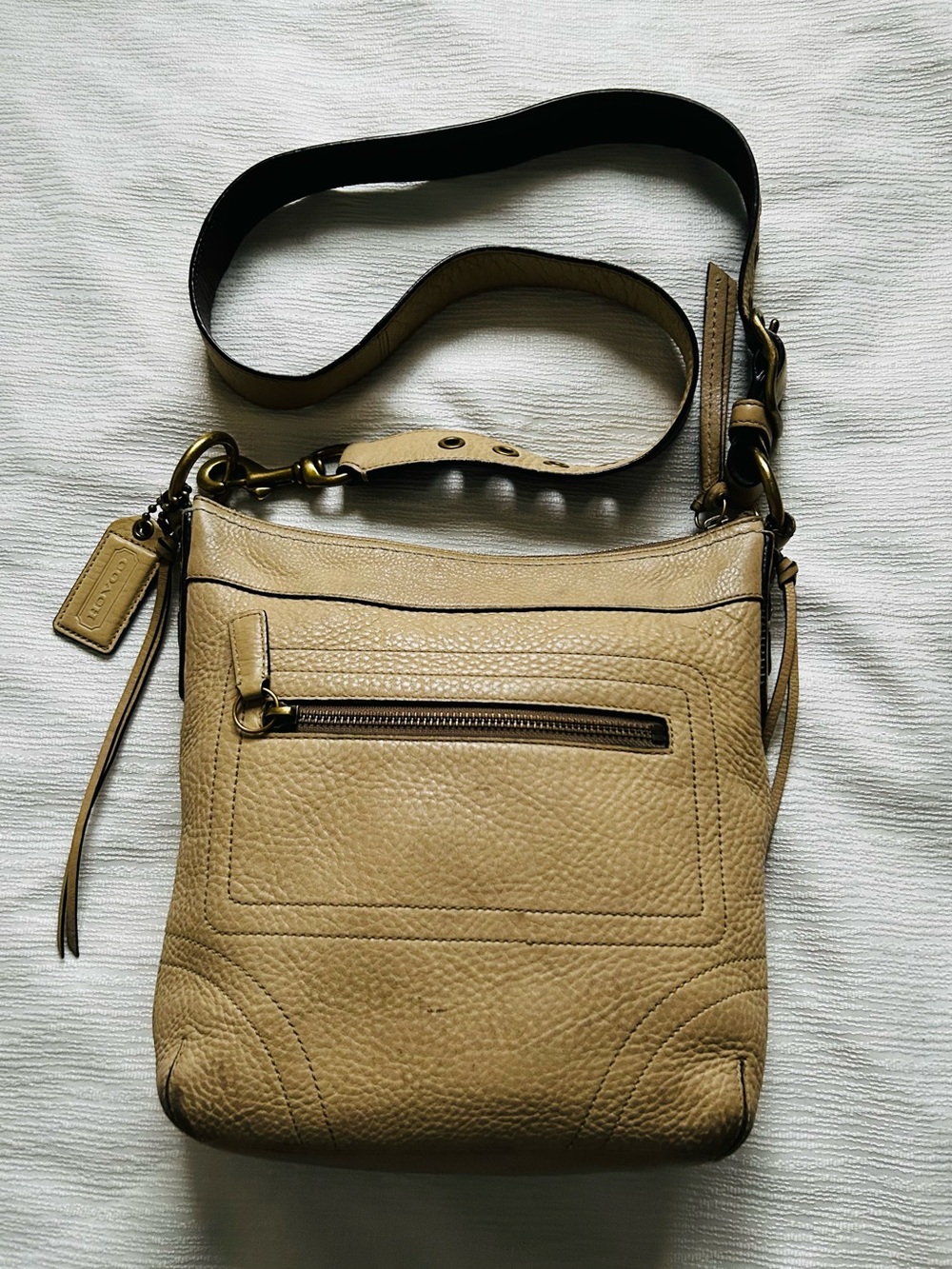 VINTAGE Coach 1999 Pebbled Leather Crossbody Bag in Tan
